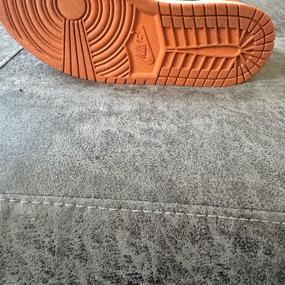 Jordan Athletic Shoes Black and Orange - Picture 5 of 5